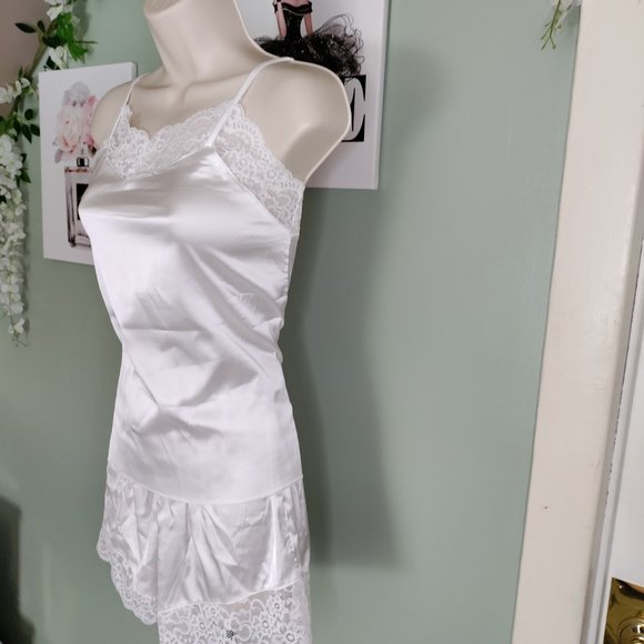 Comfy Satin Sleepwear Set Lace Trim Top And Shorts - Picture 2 of 6